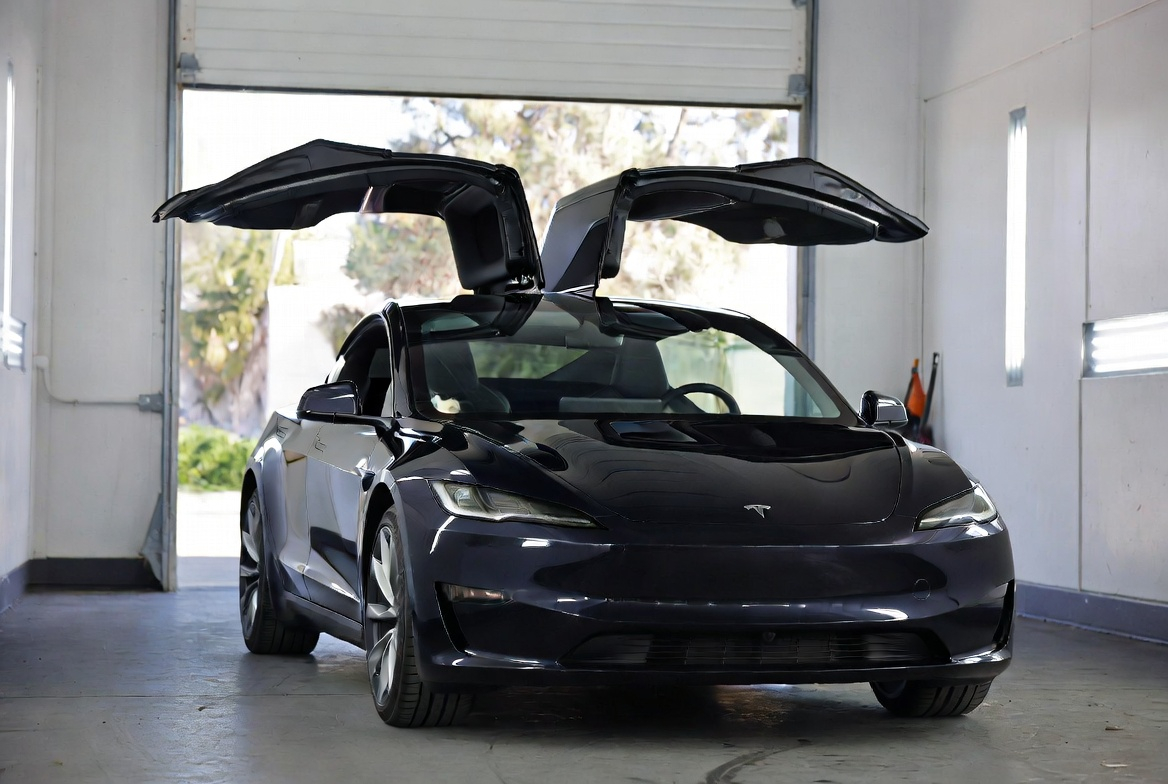 How Does Autosteer Work on Tesla