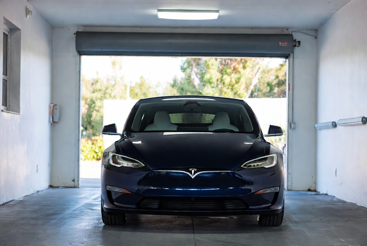 How Does Tesla App Connect to Car
